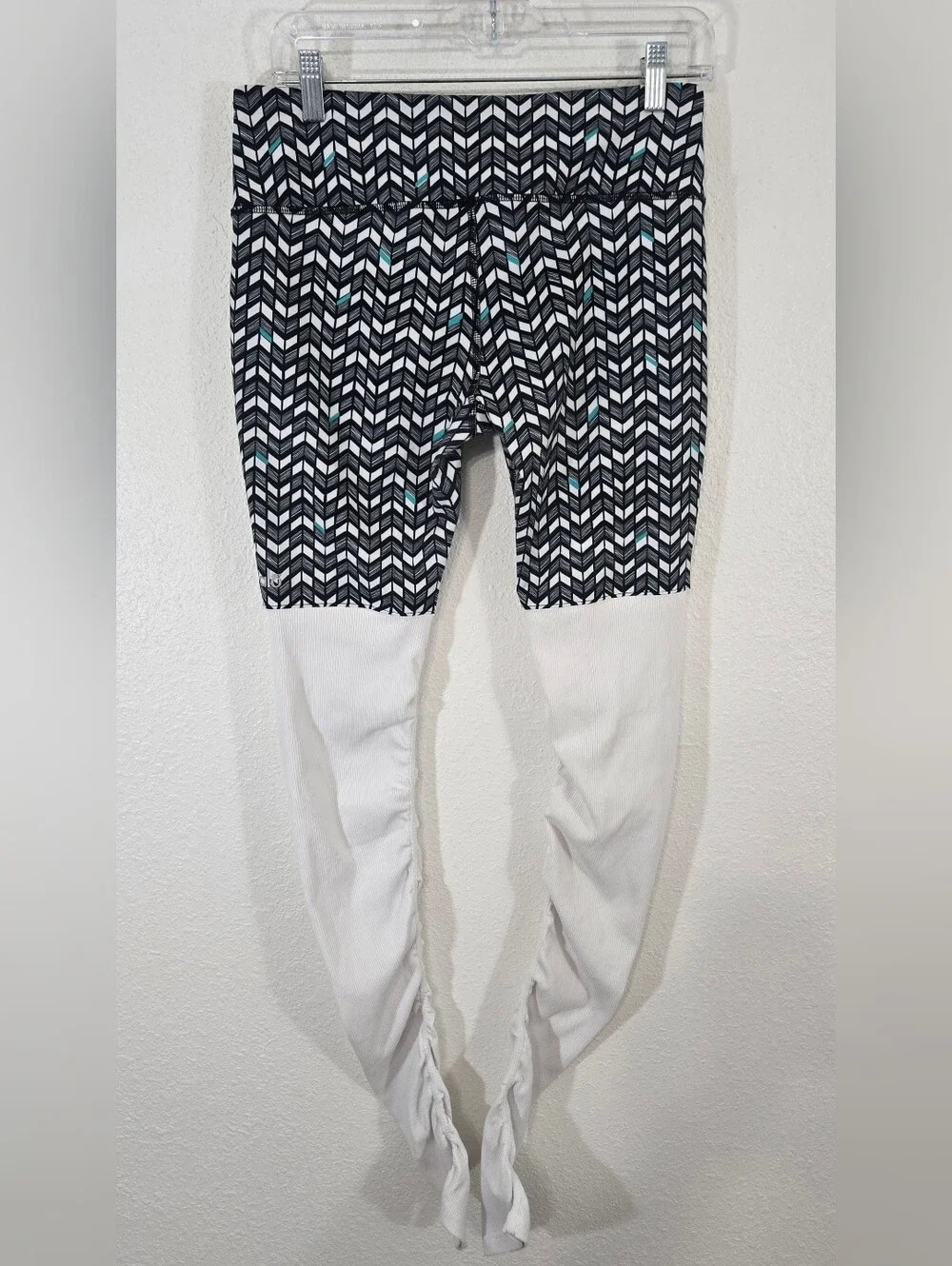 Alo Yoga Goddess Ribbed Leggings Black/White Geometric Chevron Gym Yoga, size M